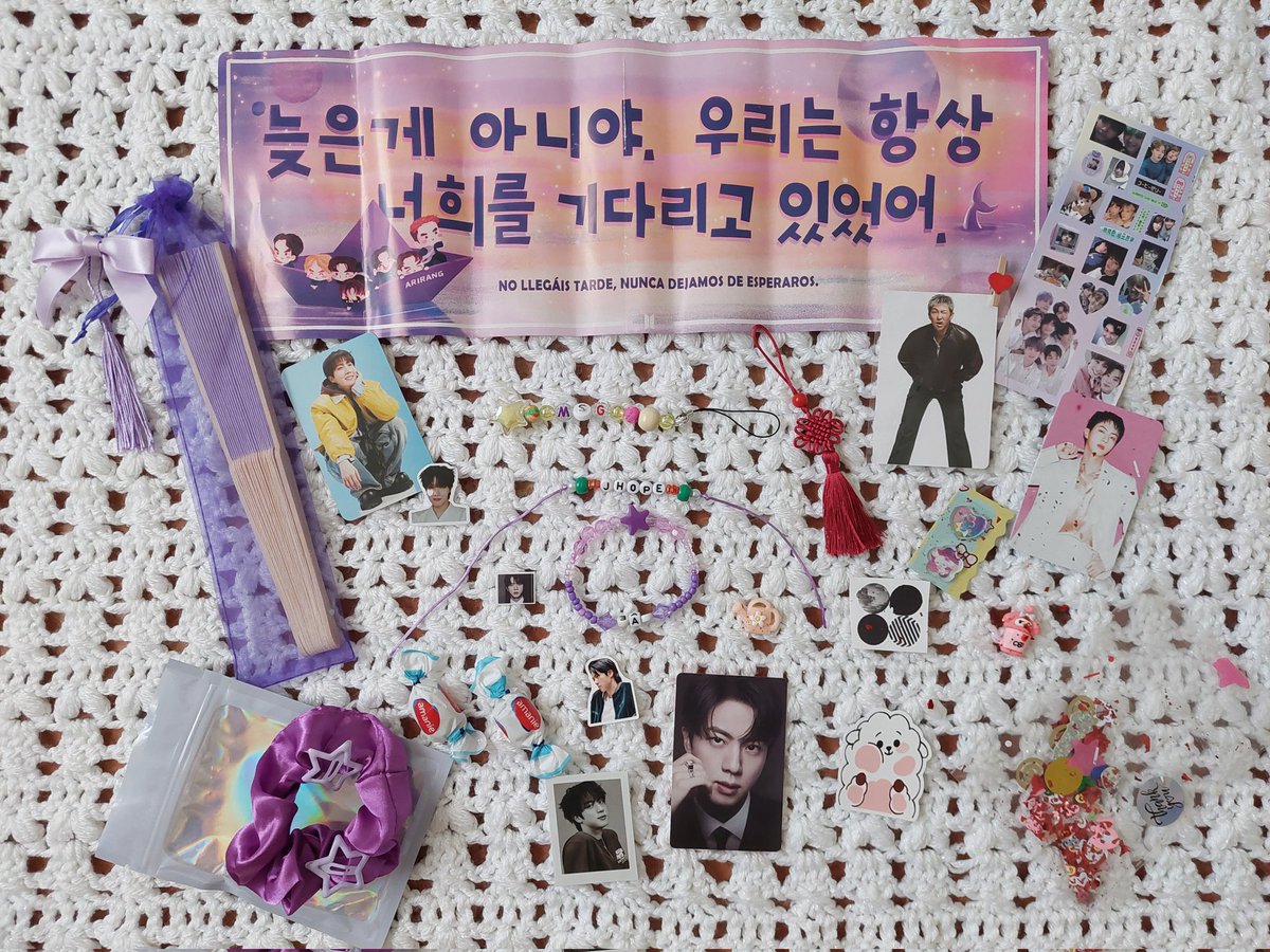 Trexea1's tweet photo. Gracias mil a las armys del día 27, que os acercasteis para darme vuestros freebies a pesar de que yo no tenía nada. Como chica tímida que soy, os doy las gracias. 
Mención especial a la army del sector 428. Repartió sus freebies con las personas que compartíamos fila con ella ❤️ https://t.co/pEyCavkyqa