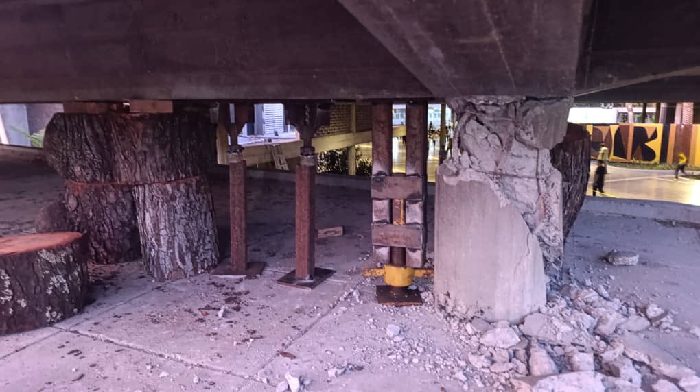VivaLaUCV's tweet photo. #Actualización | Miembros de la Comisión Presidencial, @COPREDUCV y Mantenimiento UCV atendieron de forma provisional el desplazamiento de una de las lozas ubicadas en la plaza cubierta sobre los baños del Paraninfo de la UCV.

La loza descendió 7cm. Como medida preventiva se elevó la misma con un gato hidráulico 5cl y se colocaron refuerzos provisionales a la misma.