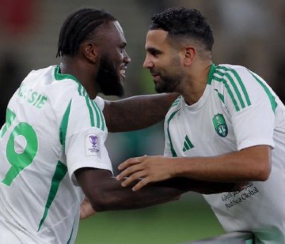 ALSaarayi's tweet photo. #جددوالكيسيه_ومحرز

فخر العرب 
والرئيس  جددوا لهما 
@ALAHLI_FC 
@dr_ka9 
@ALAHLI_SP https://t.co/VVzXXCFXhz