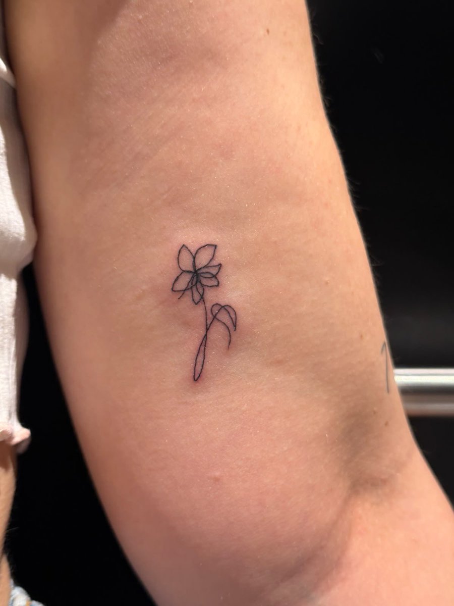 decaleuphoria's tweet photo. Lasciando Madrid con un nuovo souvenir (il 7imo tattoo poteva essere solo uno a tema bangtan!) https://t.co/7altgOHWi8