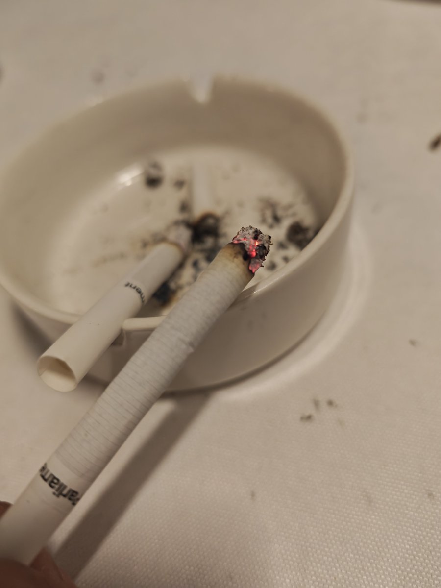 karoruaaa's tweet photo. öyle sermestem ki idrâk etmezem dünyâ nedir https://t.co/0qmarRiyJG