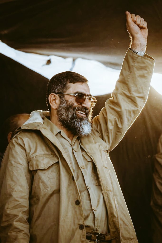 BeNameIraan's tweet photo. آن مشت گره‌کرده حرکت نه؛امضای او بر صفحه مقاومت بود.
تا واپسین لحظه در غبار خونُ آتش،از ایستادگی دست نکشید
آن مشت‌پیامی برای نسل‌ها بود«تا زمانی که هستیم تسلیم نخواهیم شد»
خداحافظ ای فرمانده که تا آخرین نفس،اراده ملت
را در مشت گره‌کرده‌ات به تصویر کشیدی
#باید_برخاست
#وداع_علویان https://t.co/hAoN3wcBmi