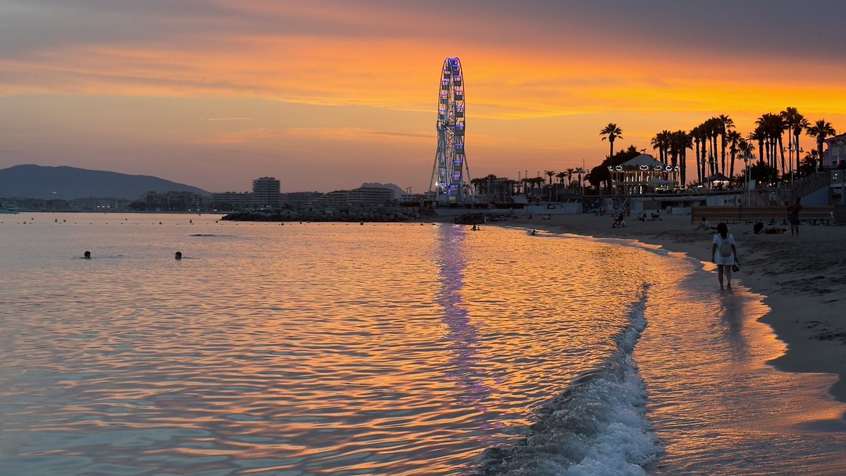 jmlpyt's tweet photo. Coucher de soleil sur la baie de Saint-Raphael

#sunset #saintraphael #levarlunique #visitesterel #esterelcotedazur #CoteDAzurfrance https://t.co/L92x8o0I1L