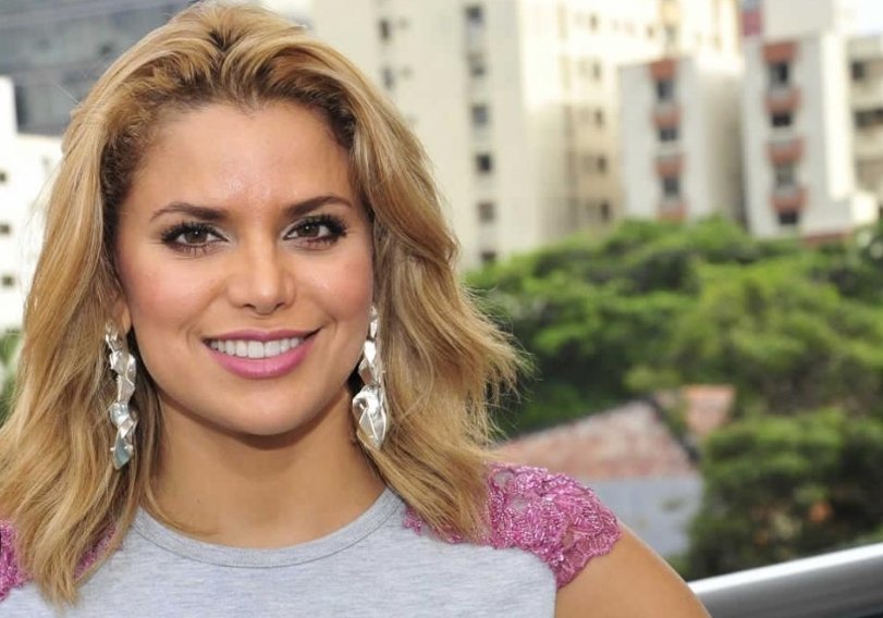 anuarsaadsaad's tweet photo. Estoy leyendo en redes que la cantante @AdrianaLucia anuncia que va a "hacer seguimiento" y a pronunciarse sobre el desempeño del gobierno de @ABDELAESPRIELLA. La noticia conmocionó a los científicos en el mundo porque no se explican como alguien que estuvo absolutamente mudo y ciego, durante cuatro años  ahora dice que "va a hablar" sobre lo "que ve" . Y es que en los últimos 4 años no solo guardó silencio sobre el desastre de gobierno de Petro, sino que, además, se le olvidó hasta sumar: nunca más volvió a contar masacres...