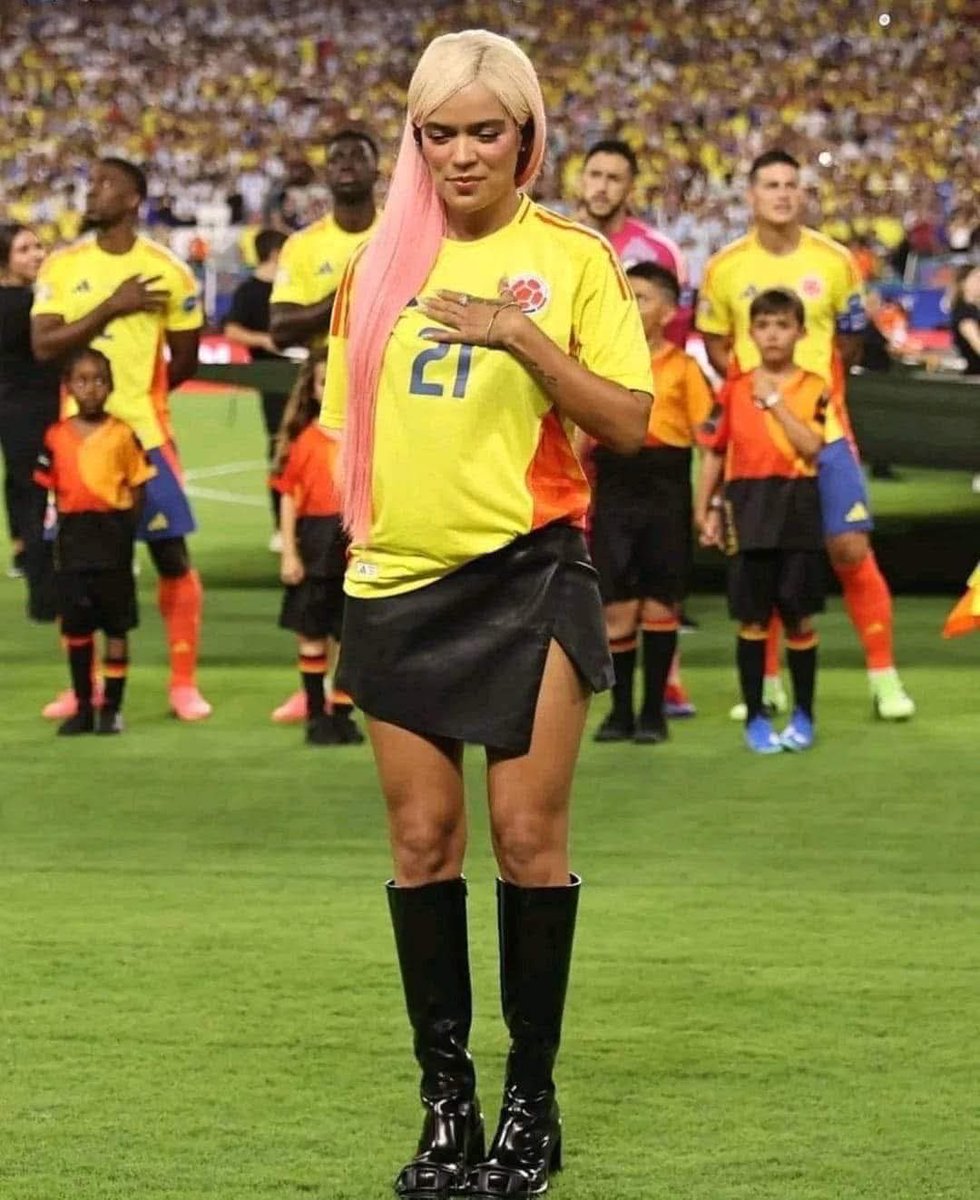 criticolombia3's tweet photo. Entonces esta guisa resultó petrista? Yo si me las olía porque esas mechas ñeras son de zurda! https://t.co/7fDUg0WLZm