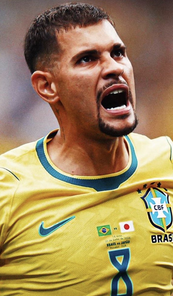 luisfernanfilho's tweet photo. “Ninguém tem cinco estrelas no peito”

a frase do Bruno Guimarães numa coletiva durante a copa do mundo. 

não é arrogância, é respeito ao futebol e tradição do Brasil.

mais do que falar, é preciso impor essa mentalidade dentro do gramado.

o torneio do Bruno Guimarães é de uma excelência fenomenal. quase um deboche. 

quieto, quase calado e fazendo o seu.

até convencer os brasileiros- principalmente os que não veem seu futebol na Premier League- que é um meio-campista de elite.

BG vai entregando o seu talento e mentalidade forte no maior palco do mundo. 

até aqui, comemoram aqueles que nunca duvidaram do seu talento.