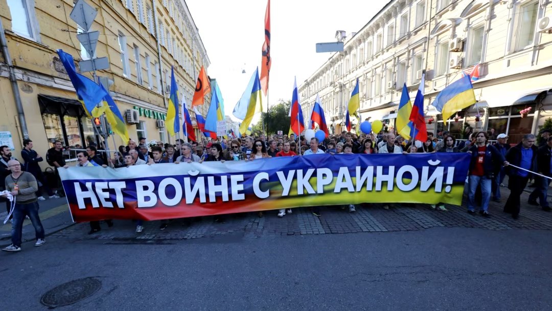 levkrll's tweet photo. Ошибкой было бы противопоставлять успехи Украины на поле боя и внутреннюю борьбу с путинским режимом. Они дополняют друг друга.

Если бы не было Алексея Навального, сумевшего вовлечь в политику множество людей, в том числе из регионов. Если бы не было сотен тысяч прекрасных и смелых людей, которые на протяжении пятнадцати лет борются с жестоким авторитарным режимом. Если бы оппозиция не вела антивоенную пропаганду. Тогда поддержка войны в 2022 году была бы гораздо выше 20%. И контрактников удалось бы набрать в разы больше. И мобилизация прошла бы гораздо спокойнее. А для Украины эта война оказалась бы ещё тяжелее.

Но если бы не миллионы украинцев, вставших на защиту своей Родины. Если бы Владимир Зеленский сбежал в первые дни войны, когда казалось, что будет «Киев за три дня». Если бы Украина не сумела превратить свою армию из слабой в одну из сильнейших в мире. Тогда надежда россиян на освобождение была бы связана лишь со здоровьем Путина. 

Победить диктатуру только изнутри почти невозможно. Особенно в XXI веке, когда диктатору доступны практически безграничные ресурсы для подавления собственных граждан. От цифровых систем слежки до внутренней армии, оснащённой лучше, чем армии некоторых государств. Но и победить путинскую Россию только извне невозможно. Никто не станет оккупировать ядерную державу. Когда-нибудь это может сделать Китай. Но такой сценарий вряд ли кому-то понравится. Включая Европу и Украину. 

Поэтому нет смысла противопоставлять украинское сопротивление и российское сопротивление. Это две части одной борьбы. И каждая из них увеличивает шансы на победу другой.