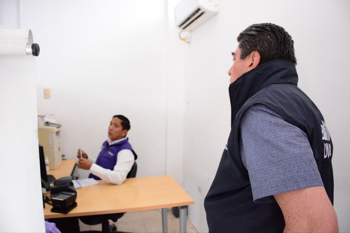 RegistroCivilec's tweet photo. 📍#SantaElena | Nuestra agenda de territorio jornada continúa. 
El director general @OttnRivadeneira se trasladó hasta la agencia #Colonche para verificar que los estándares de calidad se cumplan en cada punto de atención.🙌

Escuchar a los ciudadanos es nuestra prioridad 🗣️🇪🇨 https://t.co/J5pVfD9ZjU