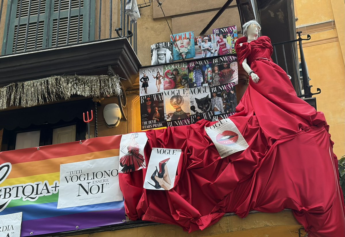 Insgaet's tweet photo. Il Diavolo Veste Prada si tinge di #arcobaleno 🏳️🌈🌈 #NapoliPride https://t.co/Noq7QTlIJp