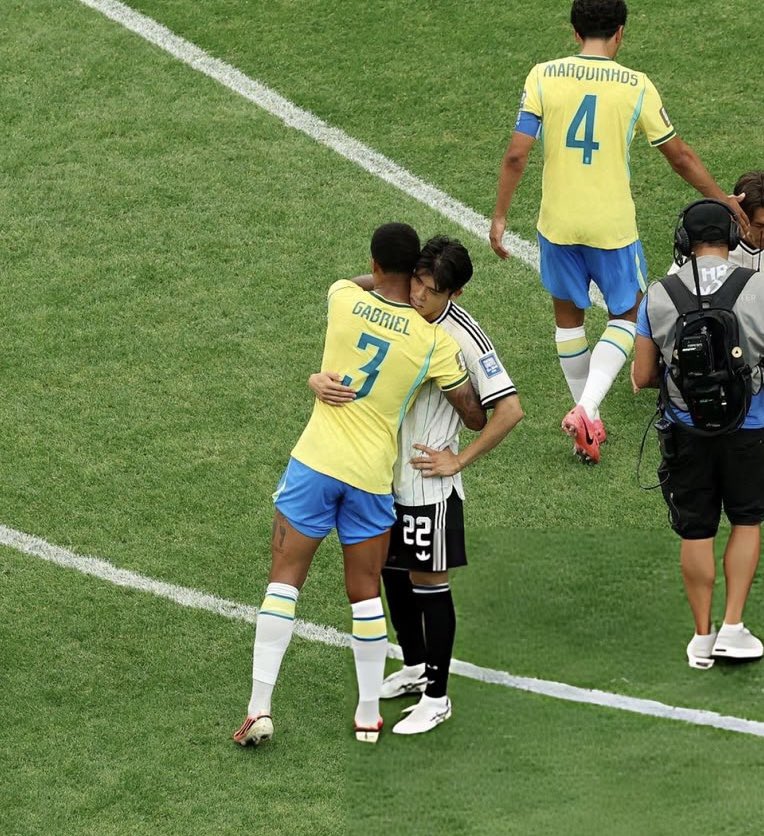afcstuff's tweet photo. Gabriel Magalhães consoles former Arsenal team-mate Takehiro Tomiyasu after Brazil’s dramatic 2-1 win over Japan in the World Cup round-of-32. 💛 https://t.co/Y0kCKjMIE1