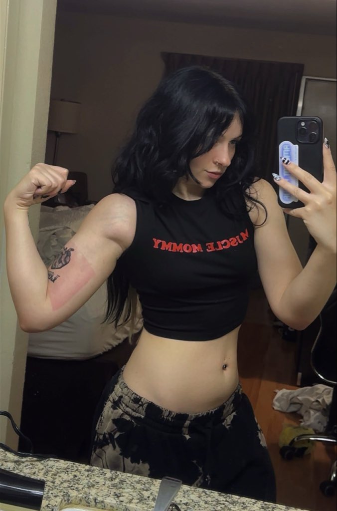 RavenReign66x's tweet photo. Do you want a muscle mommy or a cardio bunny? https://t.co/gOniiF0afJ