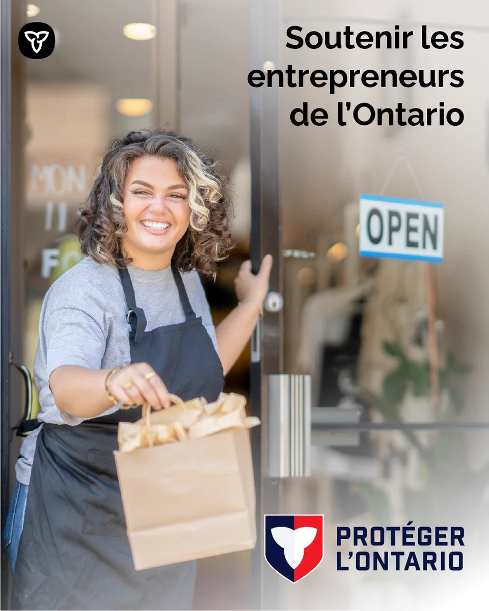 Une entrepreneure souriante, tenant un sac devant son magasin. Le texte indique : Soutien aux entrepreneurs de l’Ontario