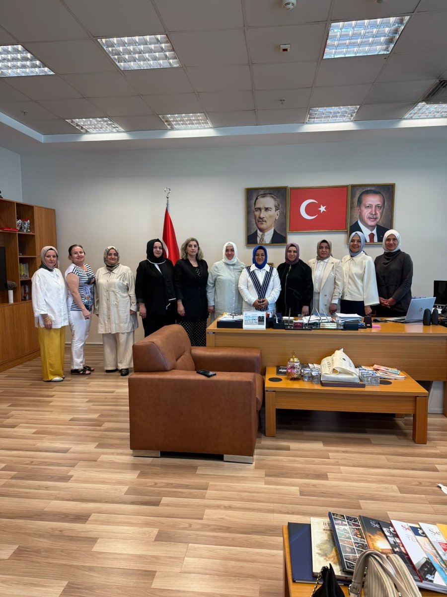 selmaakin's tweet photo. Sultangazi Belediye Başkan Yardımcımız Sayın Nurcan Öztürkmen’i, Yerel Yönetimler Komisyonumuz ve Sultangazi Kadın Kolları İlçe Başkanımız Vasfiye Ayvalı ile birlikte ziyaret ettik. Nazik ev sahipliği ve samimi misafirperverliği için kendilerine teşekkür ediyor, görevinde üstün başarılar diliyoruz. Rabbim kendilerine ilçemize hayırlı hizmetler yapmayı nasip etsin.