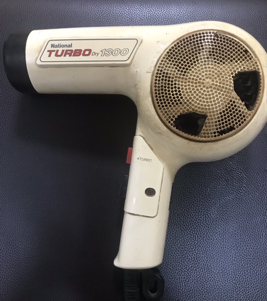 makossa53's tweet photo. 約20年前（たぶん）にフリマで入手したビンテージなドライヤーが、ついに今日逝かれた。とても強力な風を出す最高の風呂上がりの相棒であった。捨てるに忍びないので、部屋の片隅に置いておく。家電が壊れてこんなに寂しいとは思わなんだ。RIP https://t.co/nvDy4uzYPN