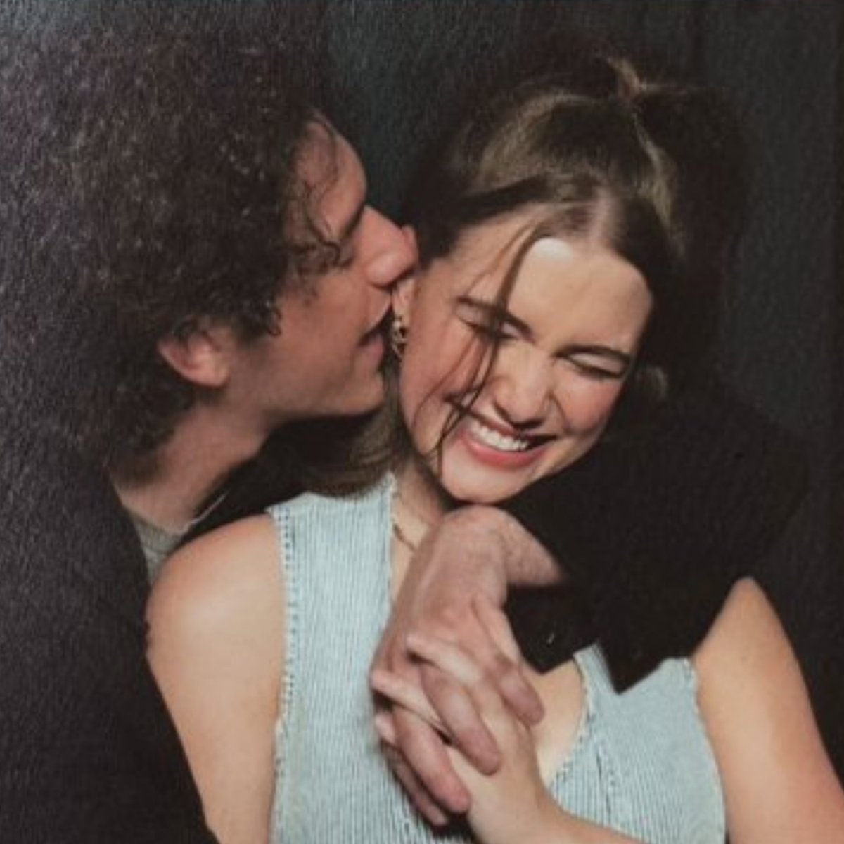 xwellsygraham's tweet photo. hannahgarrett's photobooth 😭❤ https://t.co/83es5TIFpX