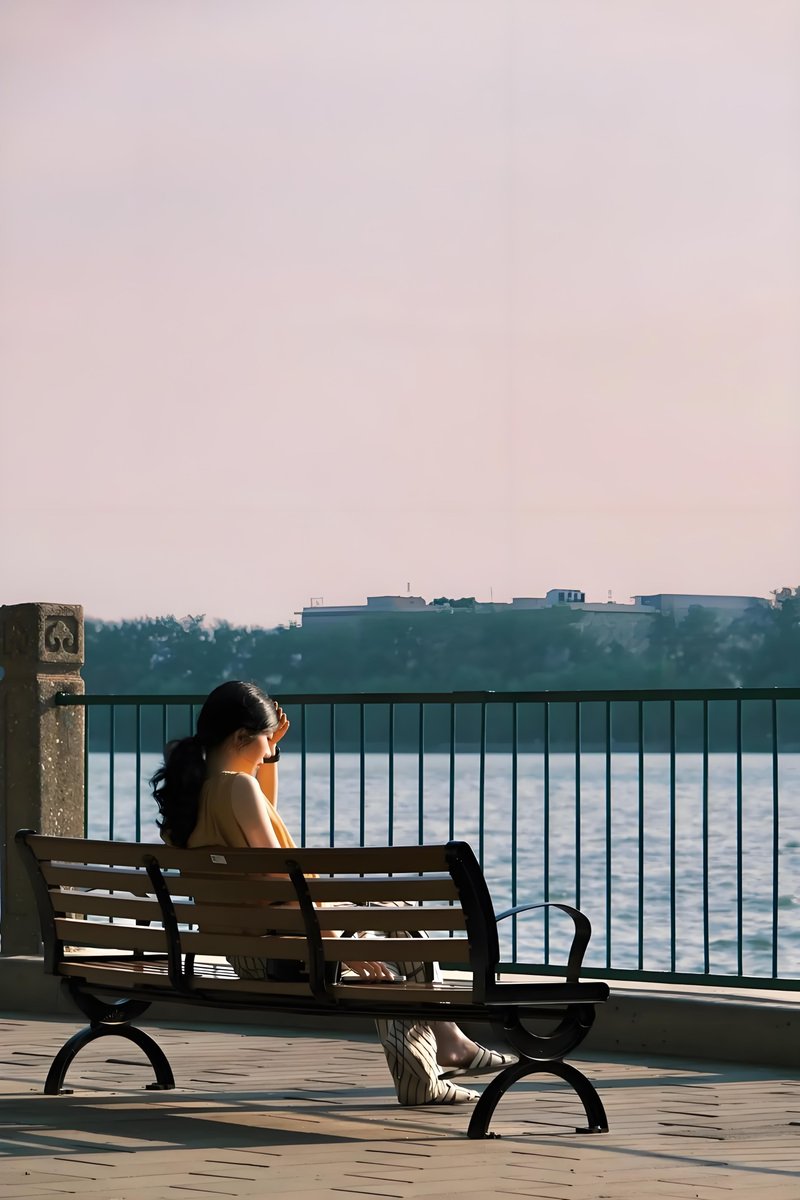 AndresRyf's tweet photo. New to photography Start with natural light—soft window light flatters faces, and golden hour makes ordinary scenes glow. No fancy gear needed, just your phone! https://t.co/A3EkCtQ2QH