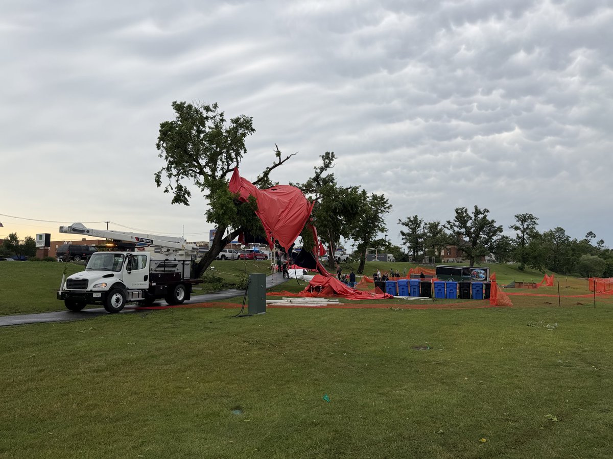 saabzer0's tweet photo. @NWSGrandForks Wind damage in bemidji. 2 downed trees and a few medium size branches, event tent destroyed. https://t.co/nP6qc58DZZ