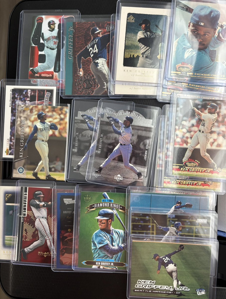 FlyingAsianCard's tweet photo. 22 - 90s &amp; 00s Griffeys $66 shipped https://t.co/7Rl5IlHmbG