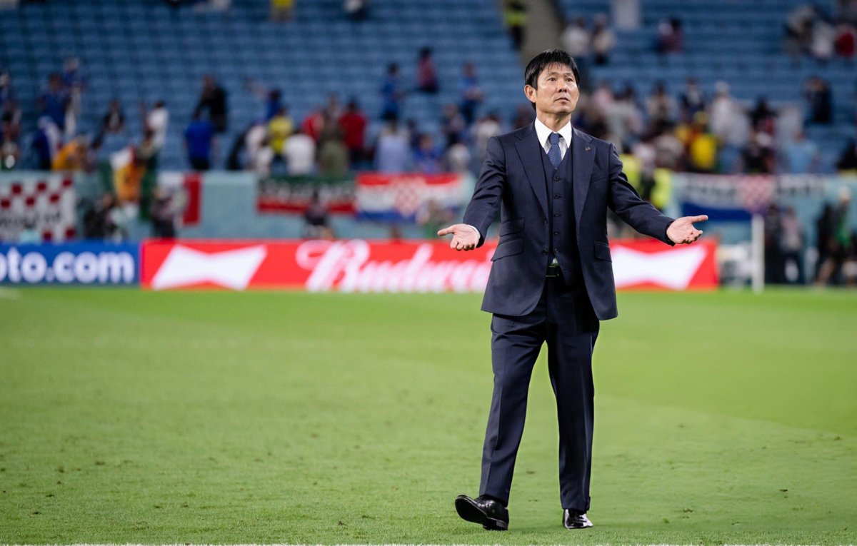 BarcaArchive's tweet photo. Hajime Moriyasu apologizes to the Japan fans after their World Cup journey comes to an end. 

Respect. 🇯🇵👏 https://t.co/v4A11A7qpw