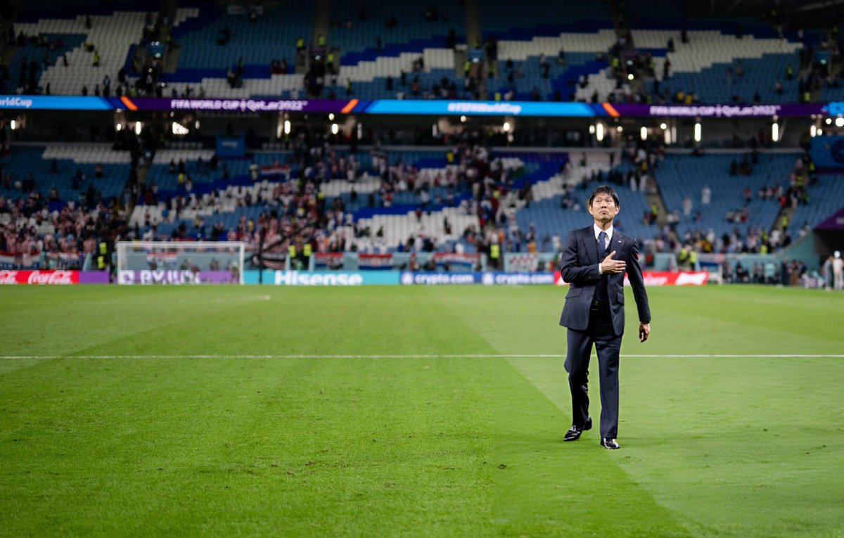 BarcaArchive's tweet photo. Hajime Moriyasu apologizes to the Japan fans after their World Cup journey comes to an end. 

Respect. 🇯🇵👏 https://t.co/v4A11A7qpw
