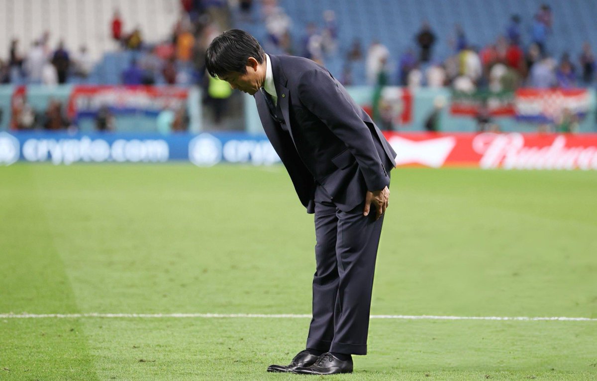 BarcaArchive's tweet photo. Hajime Moriyasu apologizes to the Japan fans after their World Cup journey comes to an end. 

Respect. 🇯🇵👏 https://t.co/v4A11A7qpw