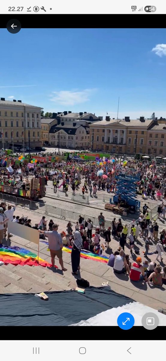 tusinataiteilia's tweet photo. Poliisikin ammattitaidottomuuttaan valehtelee, että Pridessä senaatintorilla 100.000 osallistujaa. 1993 Leningrad cowboysien keikkaa oli seuraamassa vain 70.000. Olin paikalla. https://t.co/RkkmQzsupq