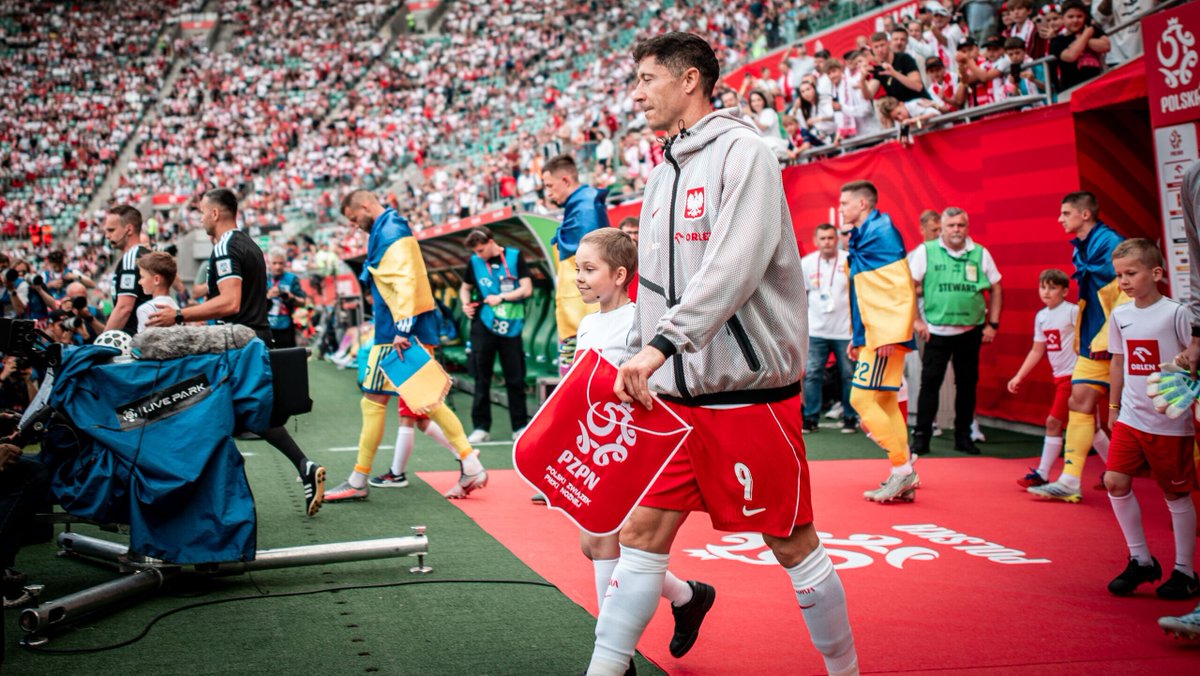 TotalPLFootball's tweet photo. LEWY TO DECIDE ON POLAND FUTURE
Robert Lewandowski is nearing a decision on his Poland national team future.
The 37-year-old striker is to speak with Jan Urban on the matter after his Chicago Fire presentation, per 'Interia'.
#PZPN https://t.co/AGhW7MqE6a