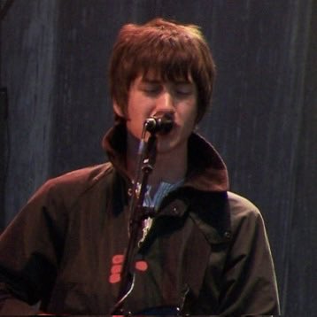 dkatsz's tweet photo. fico muito mal quando lembro q nunca vou namorar o alex turner de 2007 alexa chung tu foi loba https://t.co/4CbKeelqOq