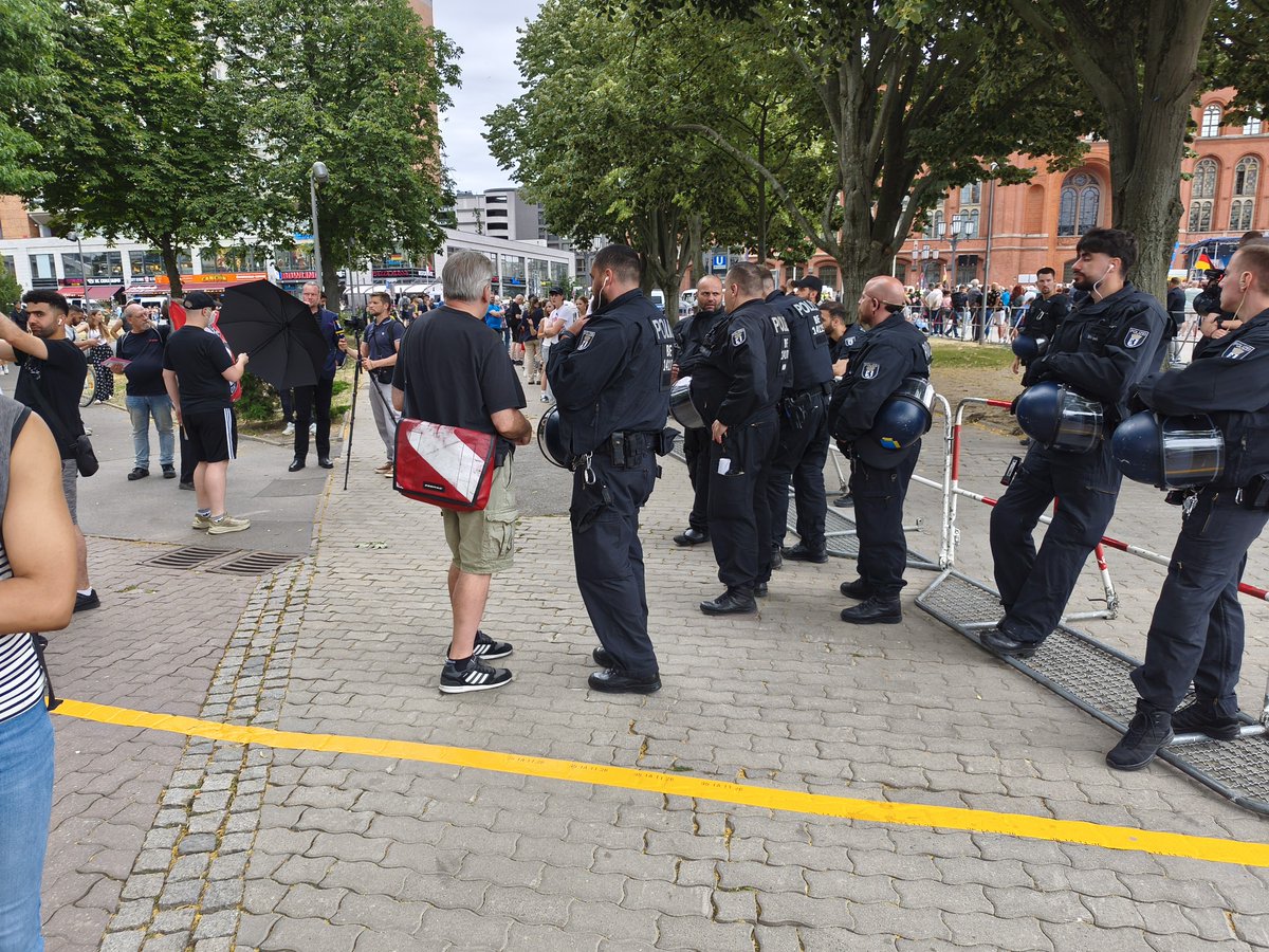 Mausebaer17's tweet photo. Was für eine schräge Kundgebung. Zuerst liefen rechtsradikale Streamer mittendurch, dann kamen die Junge Freiheit, Boehlke, Yalcin Askin u. Jörg Reichel. Karoline Preisler packte eine Klarsichthülle aus. Vorm Rathaus hetzte die AfD. Da hätten die alle hingehört. #AFDP #b2909 https://t.co/y6Sw5z2NFq