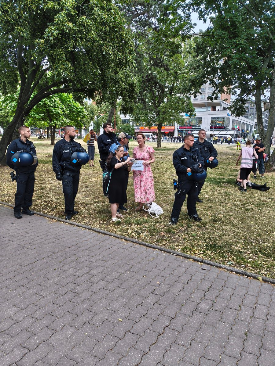 Mausebaer17's tweet photo. Was für eine schräge Kundgebung. Zuerst liefen rechtsradikale Streamer mittendurch, dann kamen die Junge Freiheit, Boehlke, Yalcin Askin u. Jörg Reichel. Karoline Preisler packte eine Klarsichthülle aus. Vorm Rathaus hetzte die AfD. Da hätten die alle hingehört. #AFDP #b2909 https://t.co/y6Sw5z2NFq
