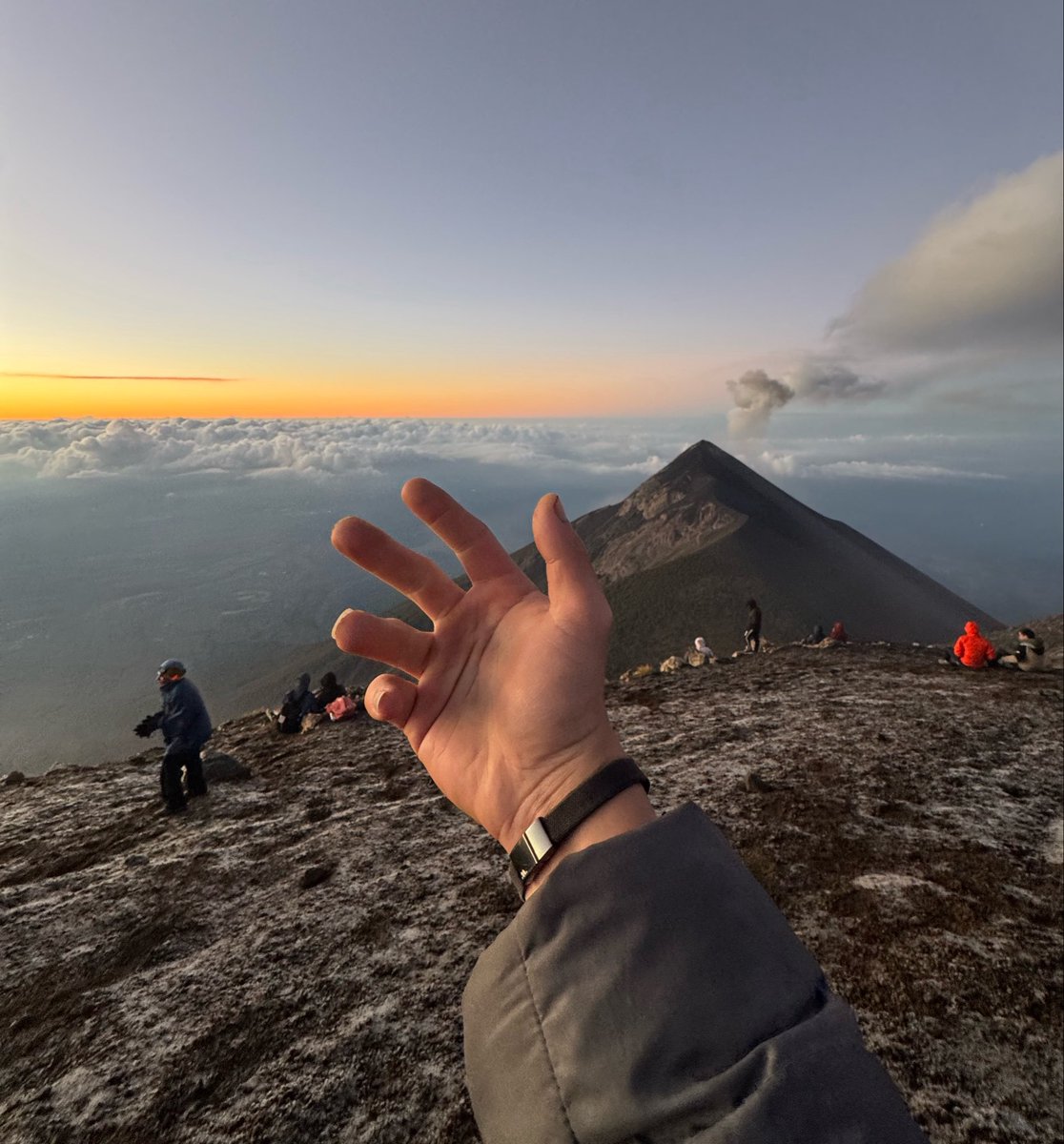 seanfang_'s tweet photo. I will never forget this sunrise in Guatemala 3 months ago, but somehow can’t recall the last reel I scrolled past just now…

Life is just a series of memories, and the best ones come from moments away from the screen.

Helping people to live in the moment with a wristband 💪 https://t.co/Td36RZ965J