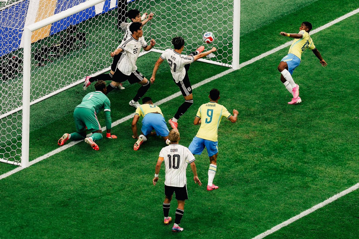 sureszzzh's tweet photo. Japan, take a bow. 🇯🇵

Never seen such a small team defend with so much heart and discipline. You earned everyone's respect.

Come back stronger. 👏🇯🇵

#BRAvsJPN https://t.co/9J7zahhysS