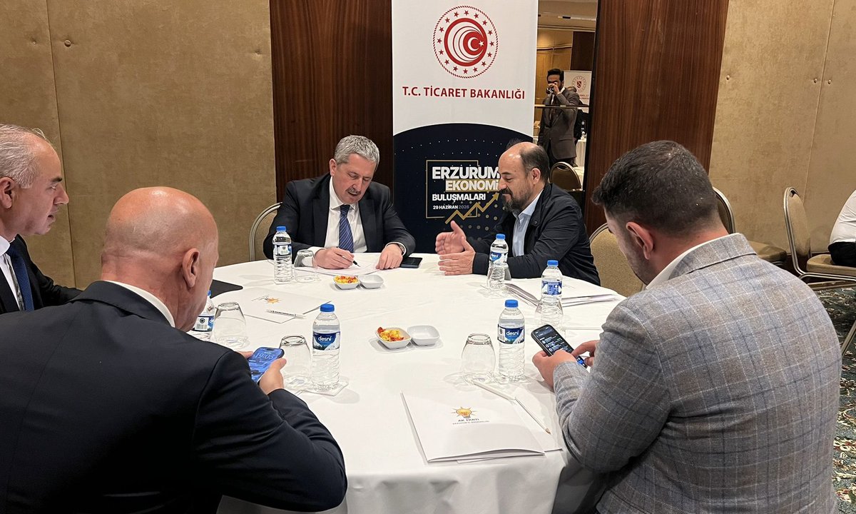 mahmutgurcan's tweet photo. 📍| Erzurum

İş dünyamızın sesi, Türkiye Yüzyılı vizyonumuzun yol haritasıdır.

AK Parti Ekonomi İşleri Başkanlığımız tarafından düzenlenen “Erzurum Ekonomi Buluşmaları” kapsamında gerçekleştirilen çalıştayda, Ticaret Bakanlığımızın görev ve sorumluluk alanına giren konuları iş dünyamızın kıymetli temsilcileriyle istişare ettik.

İş insanlarımızın üretim, yatırım ve ihracat süreçlerine ilişkin görüş, talep ve önerilerini doğrudan dinleyerek, yöneltilen soruları yanıtladık.

İstişare kültürünü esas alarak; iş dünyamızın beklentilerini dinliyor, çözüm odaklı politikalar geliştiriyor, Türkiye’nin üretim, yatırım ve ihracat yolculuğunu daha da ileriye taşıyoruz. Çünkü biliyoruz ki ortak akıl, güçlü ekonominin en sağlam temelidir.