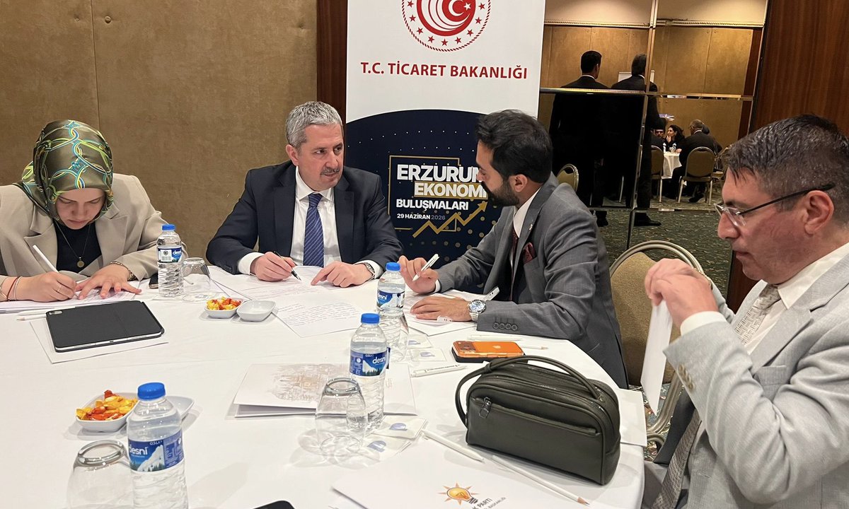 mahmutgurcan's tweet photo. 📍| Erzurum

İş dünyamızın sesi, Türkiye Yüzyılı vizyonumuzun yol haritasıdır.

AK Parti Ekonomi İşleri Başkanlığımız tarafından düzenlenen “Erzurum Ekonomi Buluşmaları” kapsamında gerçekleştirilen çalıştayda, Ticaret Bakanlığımızın görev ve sorumluluk alanına giren konuları iş dünyamızın kıymetli temsilcileriyle istişare ettik.

İş insanlarımızın üretim, yatırım ve ihracat süreçlerine ilişkin görüş, talep ve önerilerini doğrudan dinleyerek, yöneltilen soruları yanıtladık.

İstişare kültürünü esas alarak; iş dünyamızın beklentilerini dinliyor, çözüm odaklı politikalar geliştiriyor, Türkiye’nin üretim, yatırım ve ihracat yolculuğunu daha da ileriye taşıyoruz. Çünkü biliyoruz ki ortak akıl, güçlü ekonominin en sağlam temelidir.
