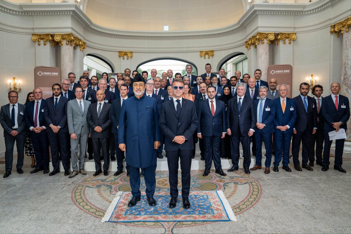 SayyidKhalid's tweet photo. تشرفت اليوم بمصافحة مولاي حضرة صاحب الجلالة السلطان هيثم بن طارق المعظم ،حفظه الله ورعاه، وفخامة الرئيس الفرنسي إيمانويل ماكرون، والمشاركة في الصور التذكارية التي التقطت معهما خلال لقائهما بالمشاركين في منتدى الأعمال العُماني–الفرنسي في باريس، على هامش الزيارة الرسمية لجلالة السلطان المعظم  إلى الجمهورية الفرنسية الصديقة.

لحظات أعتز بها، وأسأل الله أن يحفظ  مولانا جلالة السلطان وأن يديم على عُماننا الحبيبة عزها وتقدمها ومكانتها بين الأمم في ظل قيادته الحكيمة.

كما سعدتُ بالتوقيع على مذكرة تفاهم بين شركة أمواج وشركة لارويال الفرنسية ممثلة برئيسها التنفيذي لإقامة شراكة استراتيجية في فن وعلم صناعة العطور الراقية، وتنمية الكفاءات الوطنية في سلطنة عُمان من خلال التعاون العلمي والبحثي.