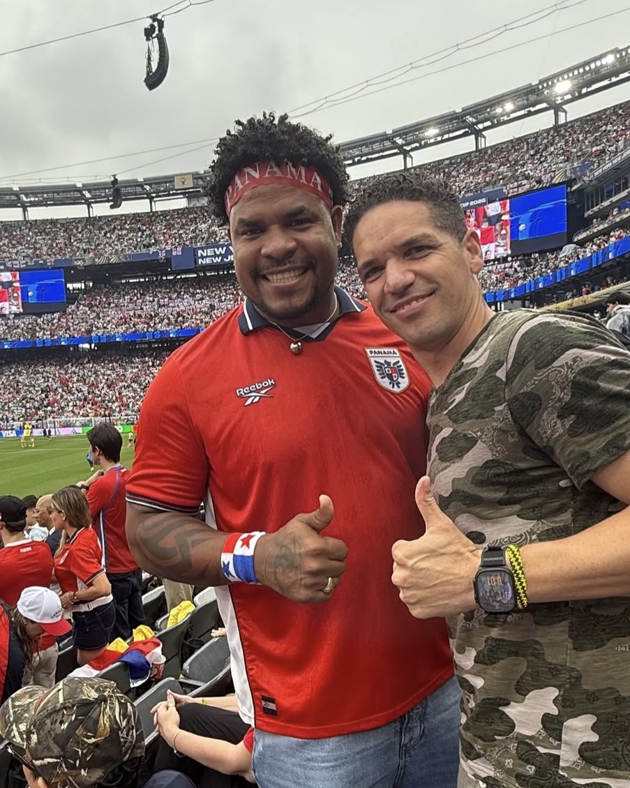 SoundersFC's tweet photo. Two Seattle Legends 💚

Román Torres and Ozzie Alonso reunited at Panama's group stage match against England!

📸/IG: ozziealonso https://t.co/A8uyjcdprZ