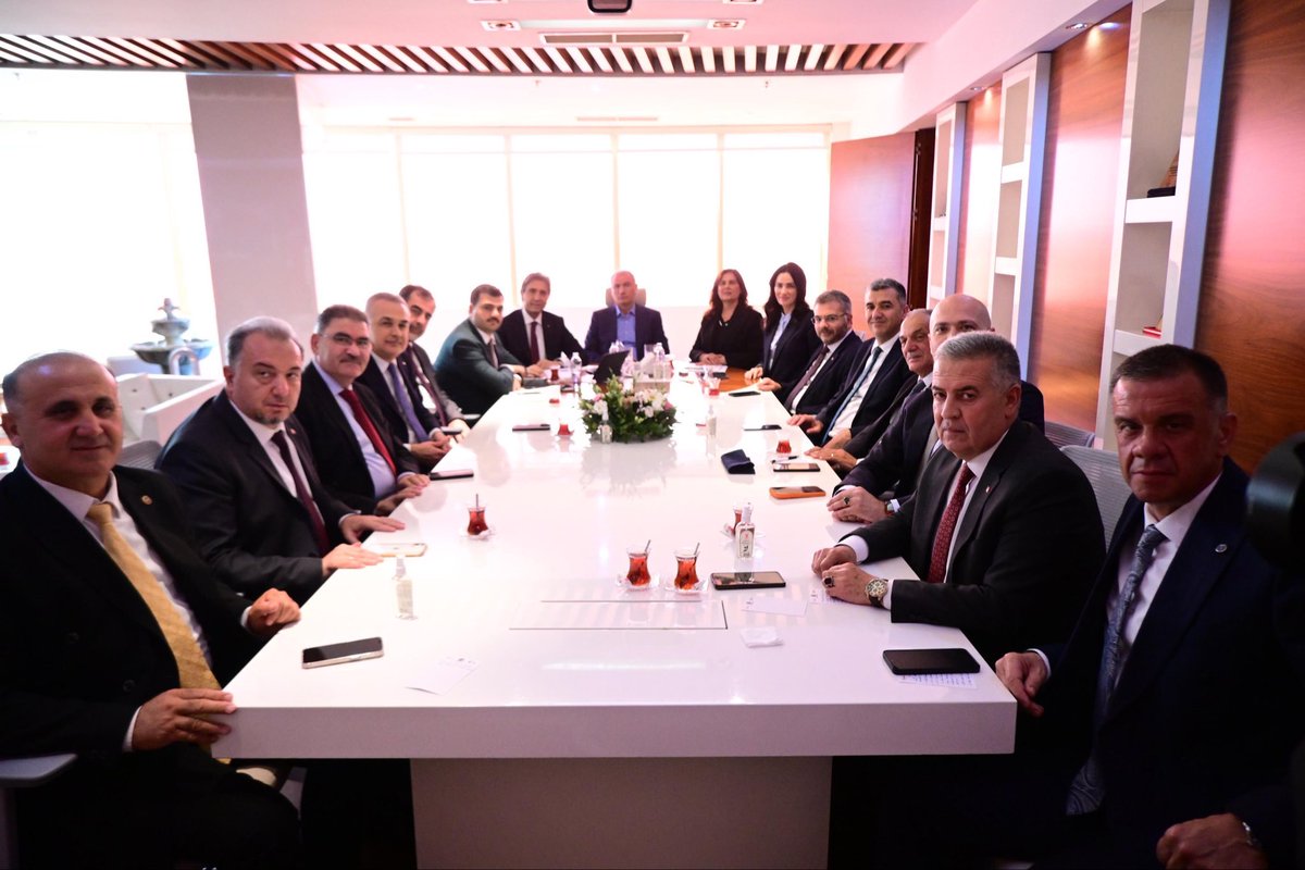 eyupkadirinan's tweet photo. Genel Başkanvekilimiz Sayın Efkan Ala, Yerel Yönetimler Başkanımız Sn. Mustafa Demir, Milletvekillerimiz ve İlçe Belediye Başkanlarımız ile birlikte Aydın Büyükşehir Belediye Başkanımız Sn. Özlem Çerçioğlu'nu ziyaret ettik.

AK Parti belediyeciliği; hizmetin, yatırımın, gönül kazanmanın ve şehirleri geleceğe hazırlamanın adıdır.

Aydın'da da bu anlayış güçleniyor. Şehrimize değer katacak her adımın yanında olmaya devam edeceğiz.
