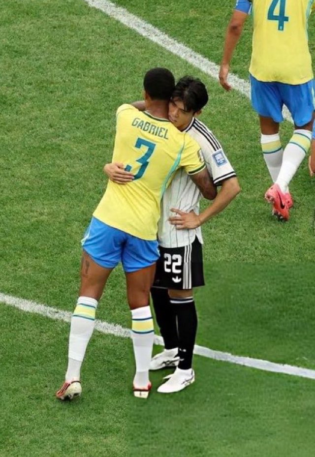DailyAFC's tweet photo. ❤️ Gabriel Magalhães consoles former Arsenal defender Takehiro Tomiyasu after Brazil knocked Japan out of the World Cup. https://t.co/w2Q6R8028k