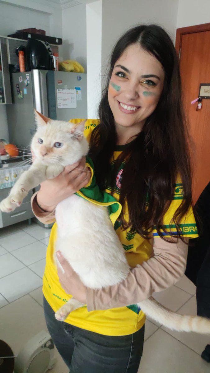 larihqq's tweet photo. não queria dizer nada não mas o verdadeiro craque do Brasil é o nosso gato Asterix

os 2 gols do Brasil foram logo depois dele vir pro colo do @victorkimbo https://t.co/m3THgvetQH