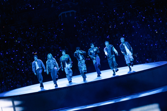 BARMYSTREAM's tweet photo. 🏟️ E pra subir ainda mais o clima, TOMA RECORDE!

Com 641 mil ingressos vendindos em 12 shows em maio, arrecadando um total de US$ 127.8M, BTS alcança a maior arrecadação mensal de um grupo desde o início da Billboard Boxscore em 2019, superando os US$ 95M dos Rolling Stones em agosto de 2019

CONGRATULATIONS BTS
BTS PAVED THE WAY
ARIRANG BIGGEST TOUR