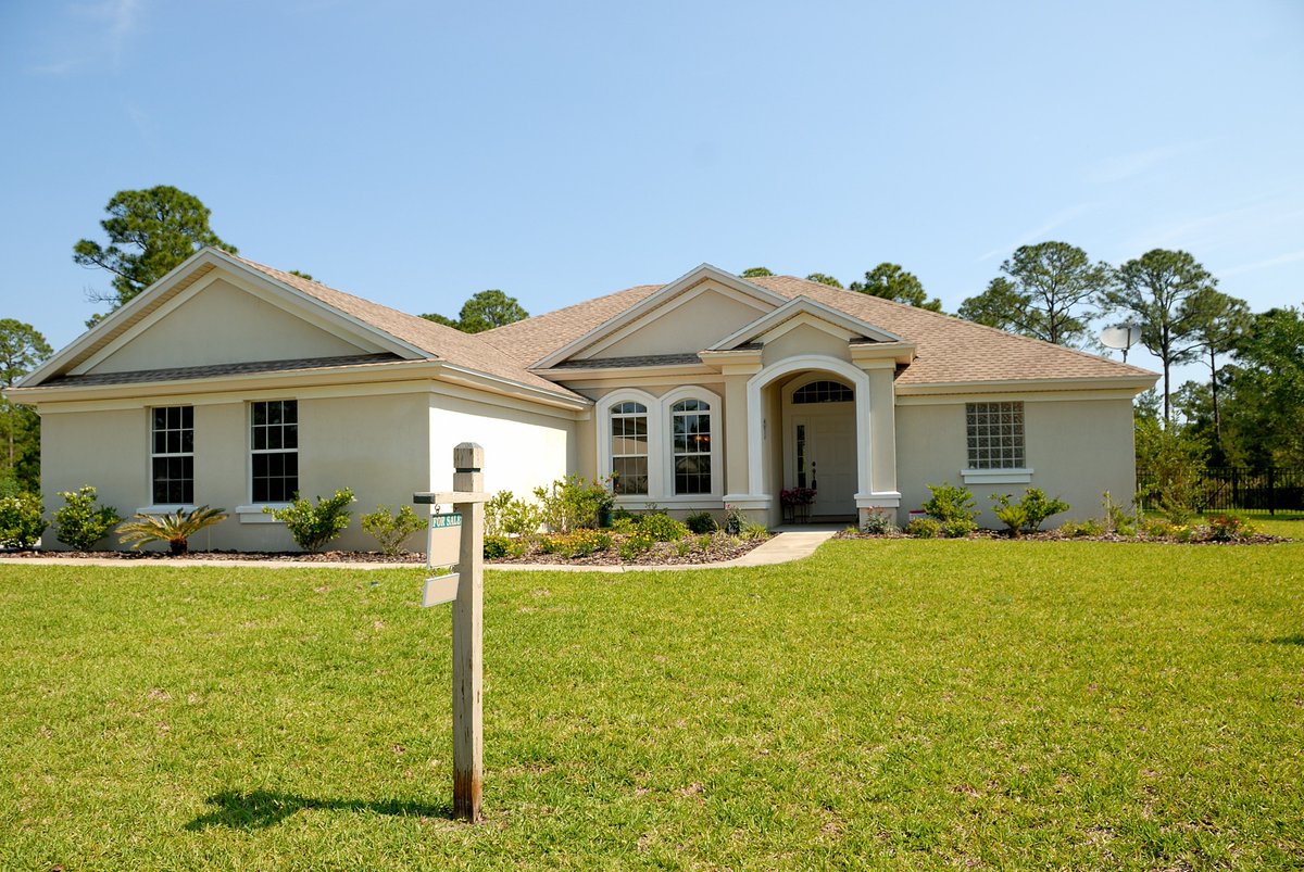 soldbysarahm's tweet photo. May listings dropped 4.1% vs last year, meaning sellers right now have way less competition. 
If you’re thinking about listing, this is a smart window to explore. Want a breakdown for your neighborhood? I’ve got you. https://t.co/NZyLd9mg3k