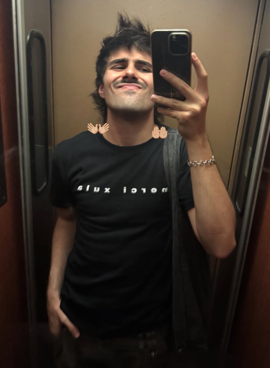 lisaconese's tweet photo. el pelo está realmente en su MEJOR momento, valoremos los días soleados https://t.co/0vaCrxeovH