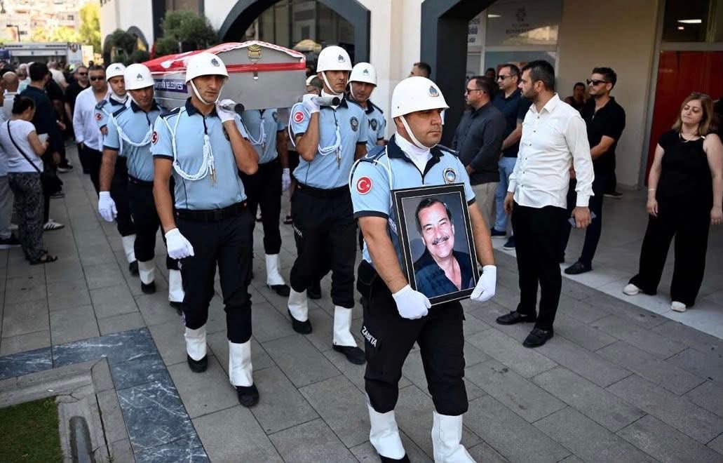 YeniPartiAda's tweet photo. Önceki dönem belediye başkanlarımızdan, Meclis Üyemiz Sn. Efe Berberoğlu’nun değerli babası Sn. Engin Berberoğlu’nu sevenleriyle son yolculuğuna uğurladık. Kuşadası’na yaptığı hizmetlerle daima sevgi ve minnetle anılacaktır. Merhuma Allah’tan rahmet, sevenlerine sabır dileriz. https://t.co/uYWITvCaPh