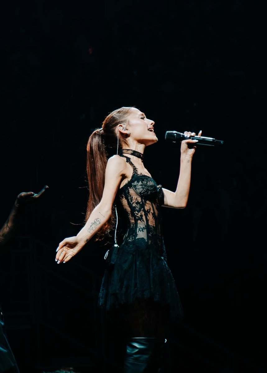 arianaisbright's tweet photo. look at her https://t.co/fZbqeGcMAJ