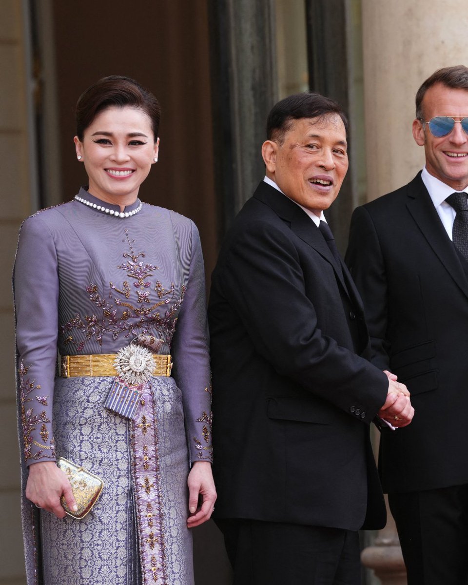 hola's tweet photo. El Palacio del Elíseo se ha convertido en el escenario de un histórico banquete de Estado ✨

Los reyes de Tailandia 👑, Rama X y Suthida, acompañados por la princesa Sirivannavari, han sido recibidos por el presidente de la República Francesa, Emmanuel Macron, y la primera dama en la sede de la Presidencia, Brigitte Macron, con motivo del 170.º aniversario de las relaciones diplomáticas entre ambos países 🇫🇷🇹🇭

Un acto en el que la reina Suthida, luciendo un elegante atuendo de inspiración tradicional tailandesa 🤍, ha derrochado complicidad con Brigitte Macron. Un gesto que, sin duda, devuelve a la monarquía tailandesa al primer plano de la agenda internacional. 

#SuthidadeTailandia #RamaX #PrincesaSirivannavari #EmmanuelMacron #BrigitteMacron