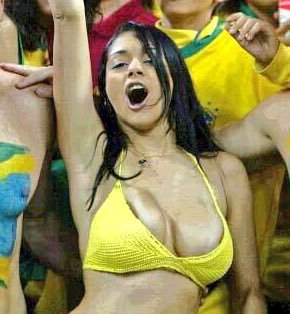 AlertaArgNews's tweet photo. Hincha brasileña 🇧🇷 se viralizó en el festejo de la victoria ante Japón 🇯🇵 https://t.co/V7Dx5rKnn4
