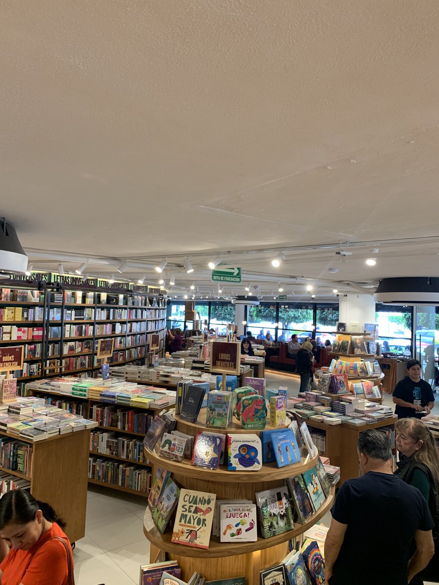 ciberfan's tweet photo. Siempre es buena noticia la apertura de una librería. Hoy abrió  @El_Pendulo del Valle, en Parroquia esquina con Oso, atrás de Liverpool Insurgentes. Bonita y con buen catálogo, aunque más limitado que otras sucursales. La mayoría de sus visitantes va más al café que a los libros.
(En algunos libros no se indica el precio. Es necesario que todos lo señalen).