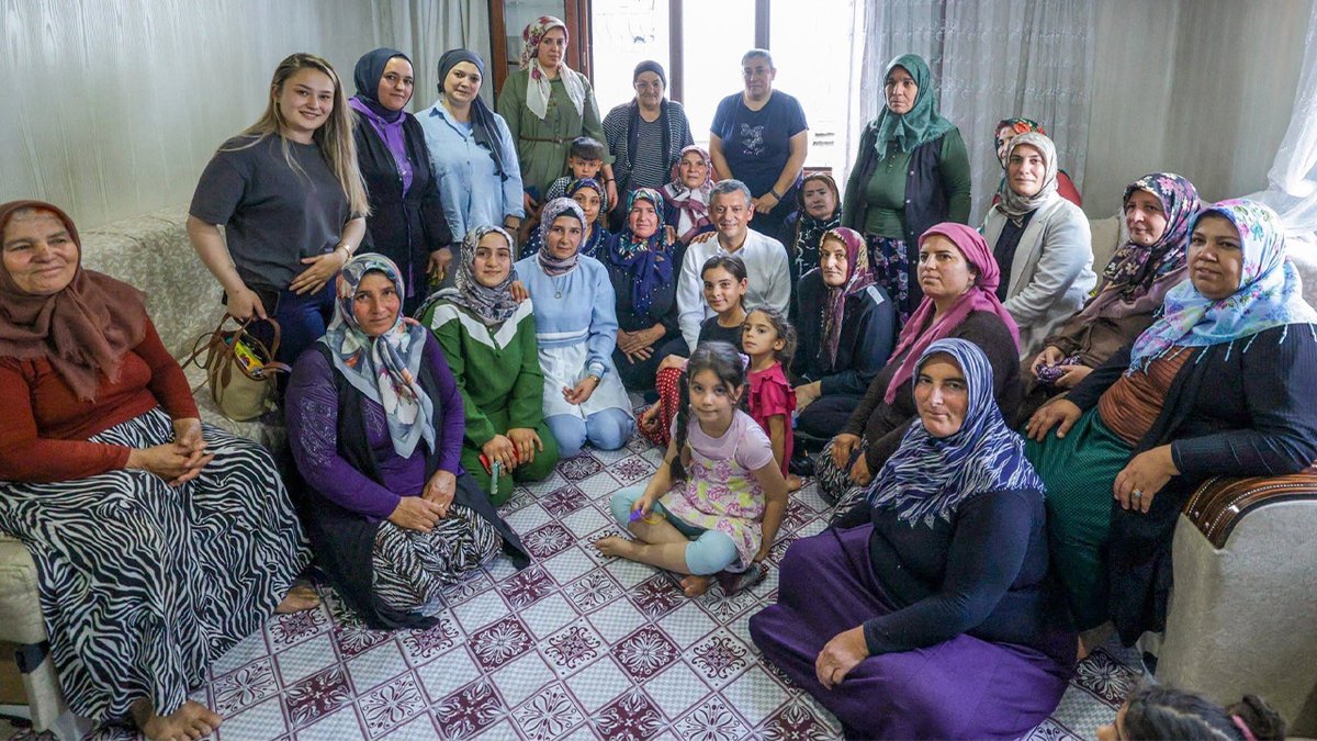 BirGun_Gazetesi's tweet photo. İmamoğlu'ndan Özel paylaşımı:

"Bizleri zindana atıp, parti binalarına kayyım atayınca milleti çaresiz bırakacağını sananlar bu fotoğrafa iyi baksın!"

https://t.co/aXrj1mmHMq https://t.co/bOWKYNHDvu