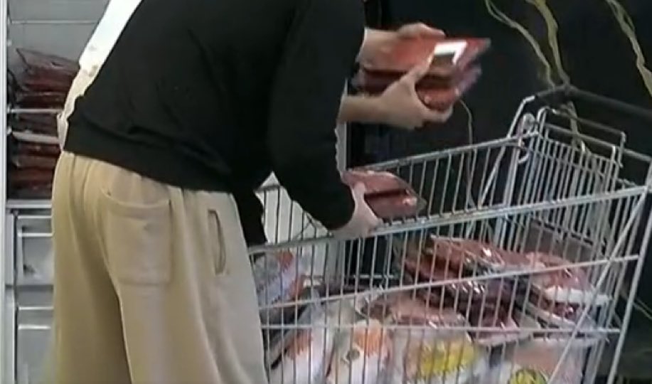 LauBufalo's tweet photo. ¿Eran necesario los 800kg de carne cuando ya tienen el frezzer LLENO? 

Absolutamente NADA les costaba en esta compra poder traer un poco más de frutas y verduras, pero dale que va, que siga siendo una decisión de unos pocos 

#GranHermano https://t.co/wgdE2HZhQo