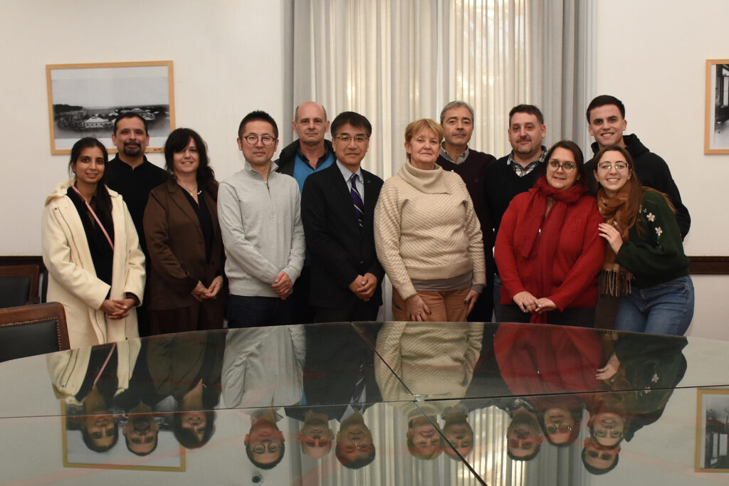 FCVUNLP's tweet photo. La Decana de la Facultad, Doctora Sara Williams, recibió una comitiva de especialistas japoneses para trabajar sobre futuras líneas de cooperación. Enterate más en https://t.co/kAoxVSpDG6 https://t.co/4Gm5yishw5